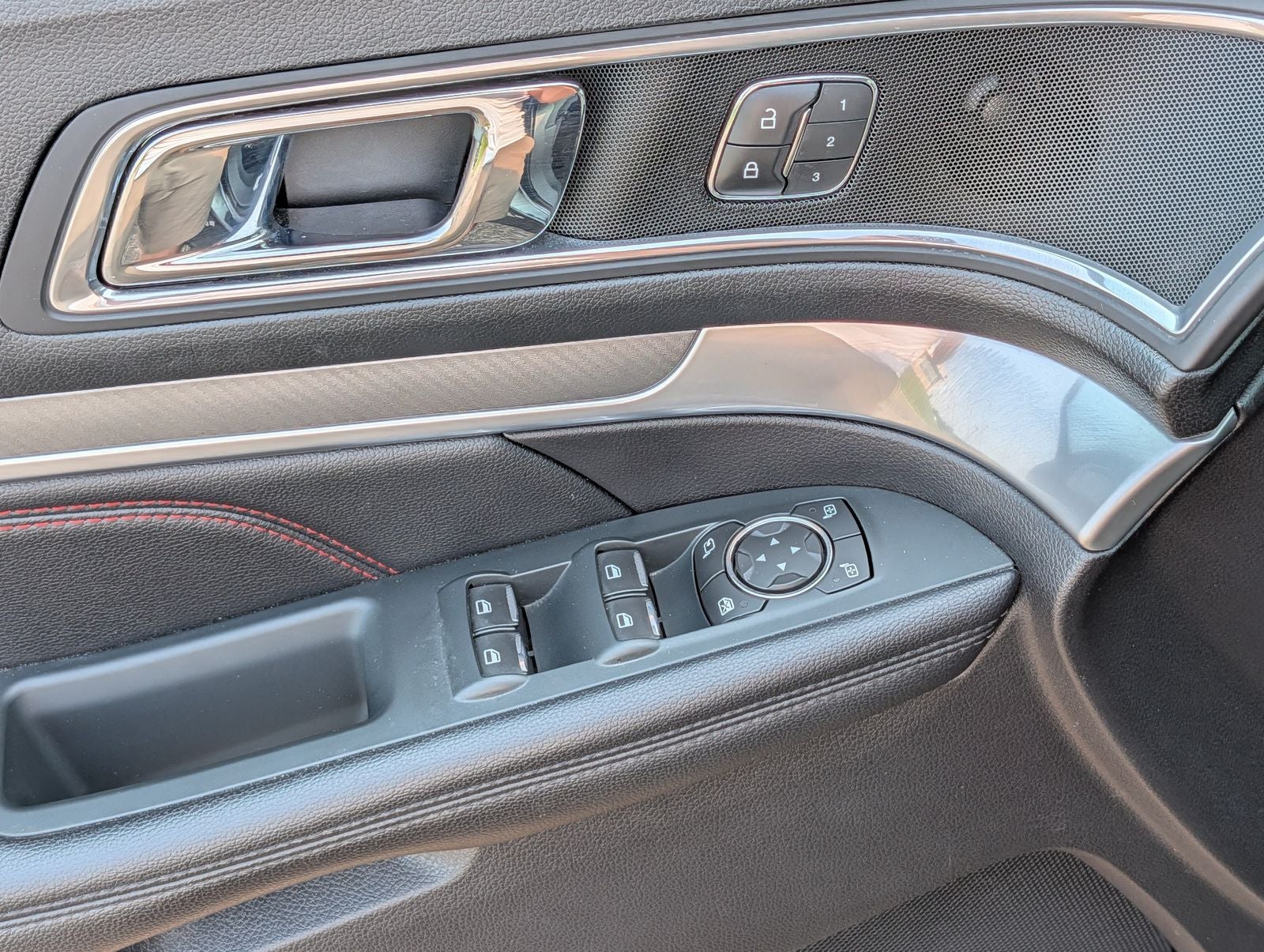 2018 Ford Explorer Sport w/ Panoramic Moonroof