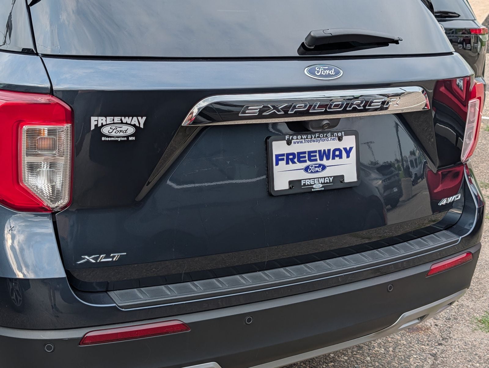 2024 Ford Explorer XLT w/ Panoramic Moonroof