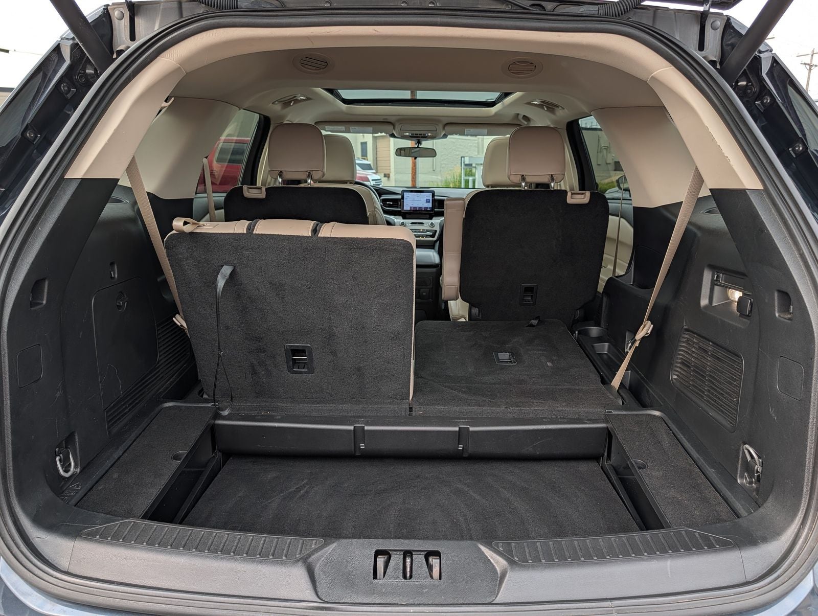 2024 Ford Explorer XLT w/ Panoramic Moonroof