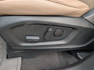 2024 Ford Explorer XLT w/ Panoramic Moonroof