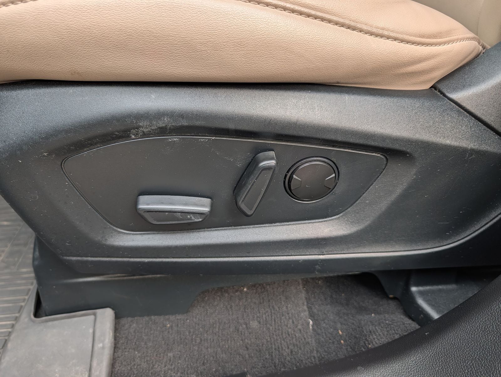 2024 Ford Explorer XLT w/ Panoramic Moonroof