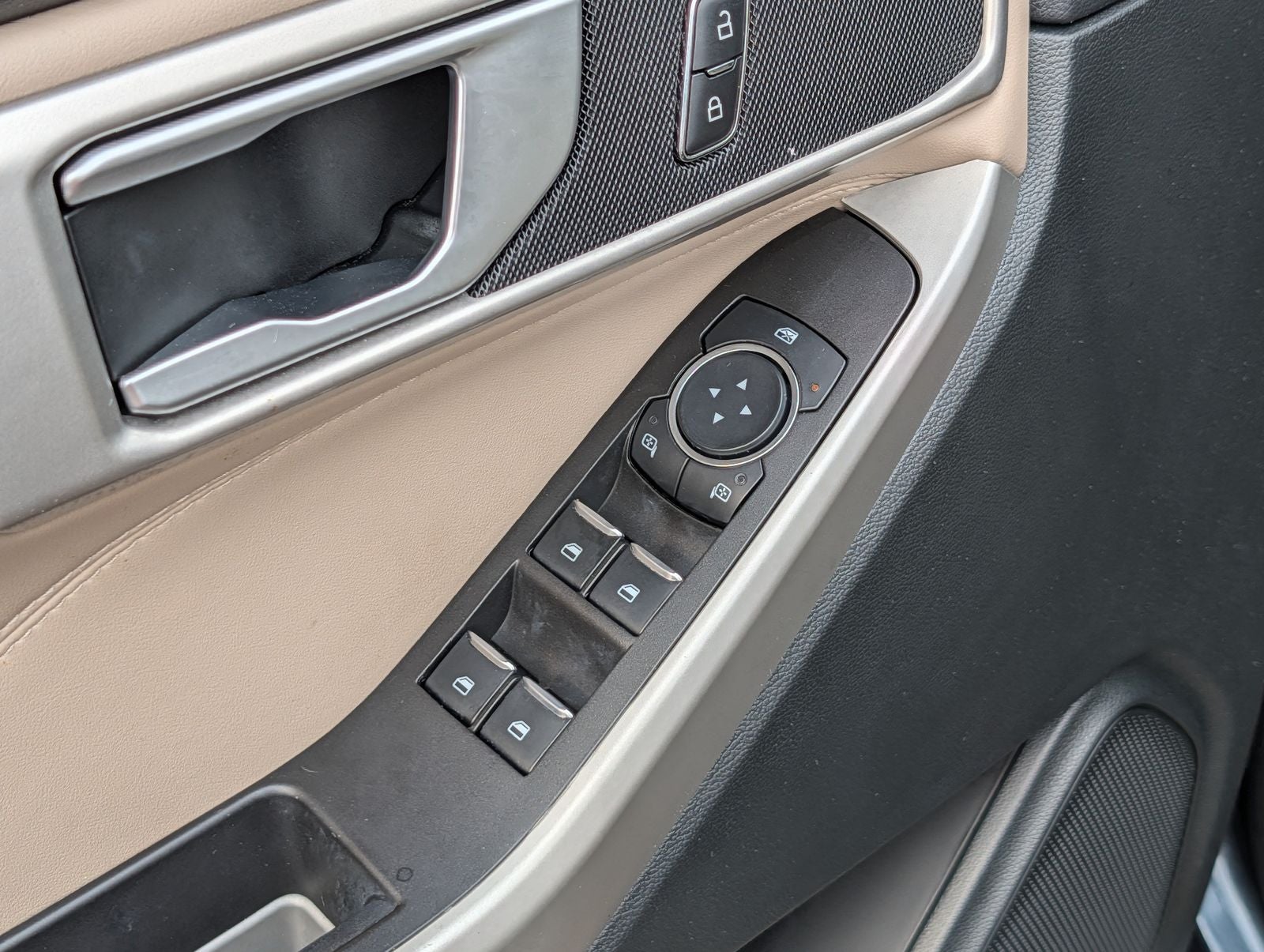 2024 Ford Explorer XLT w/ Panoramic Moonroof