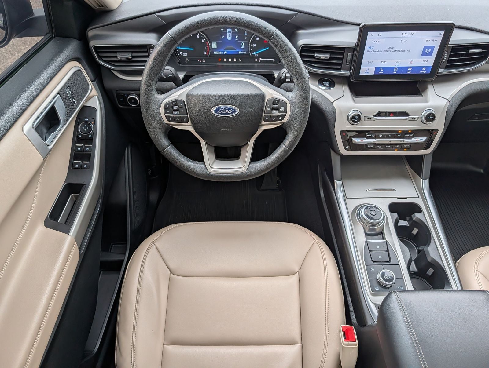 2024 Ford Explorer XLT w/ Panoramic Moonroof