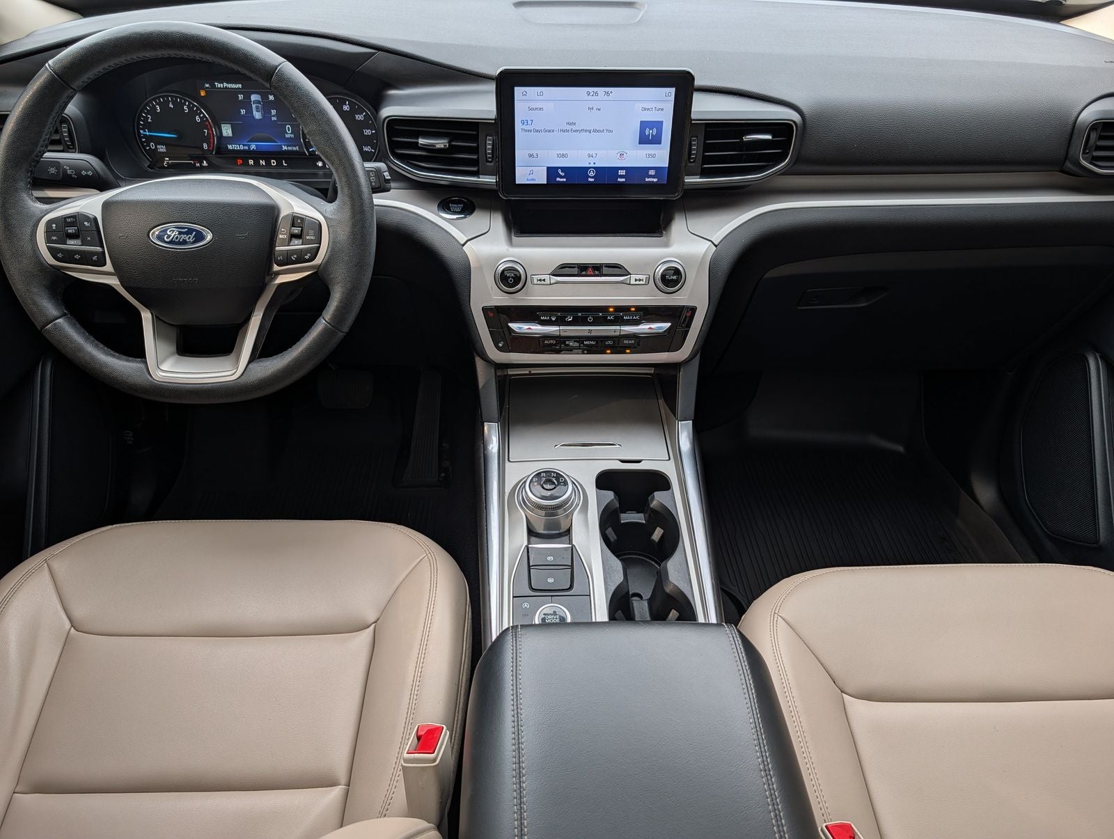 2024 Ford Explorer XLT w/ Panoramic Moonroof