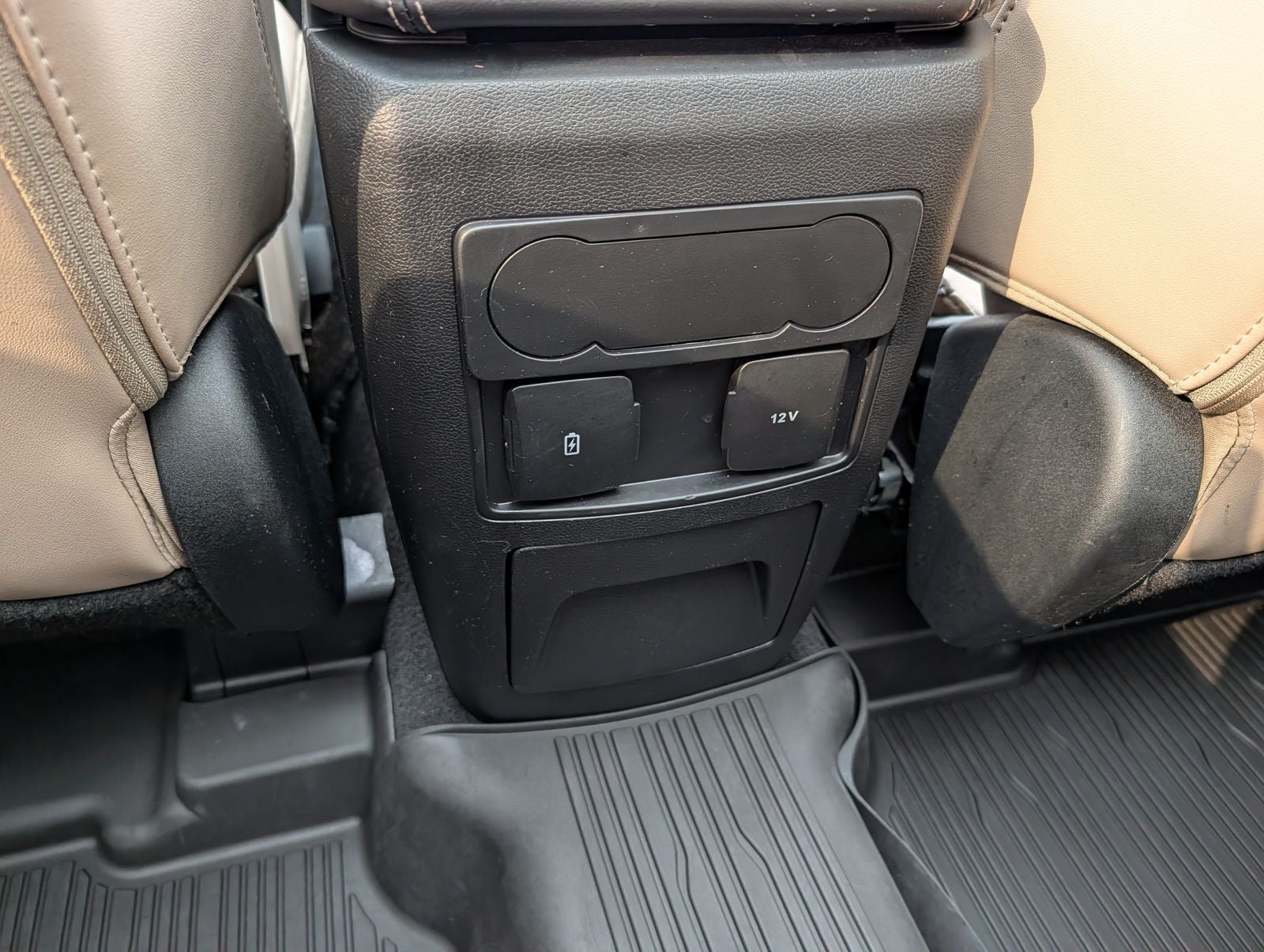 2024 Ford Explorer XLT w/ Panoramic Moonroof