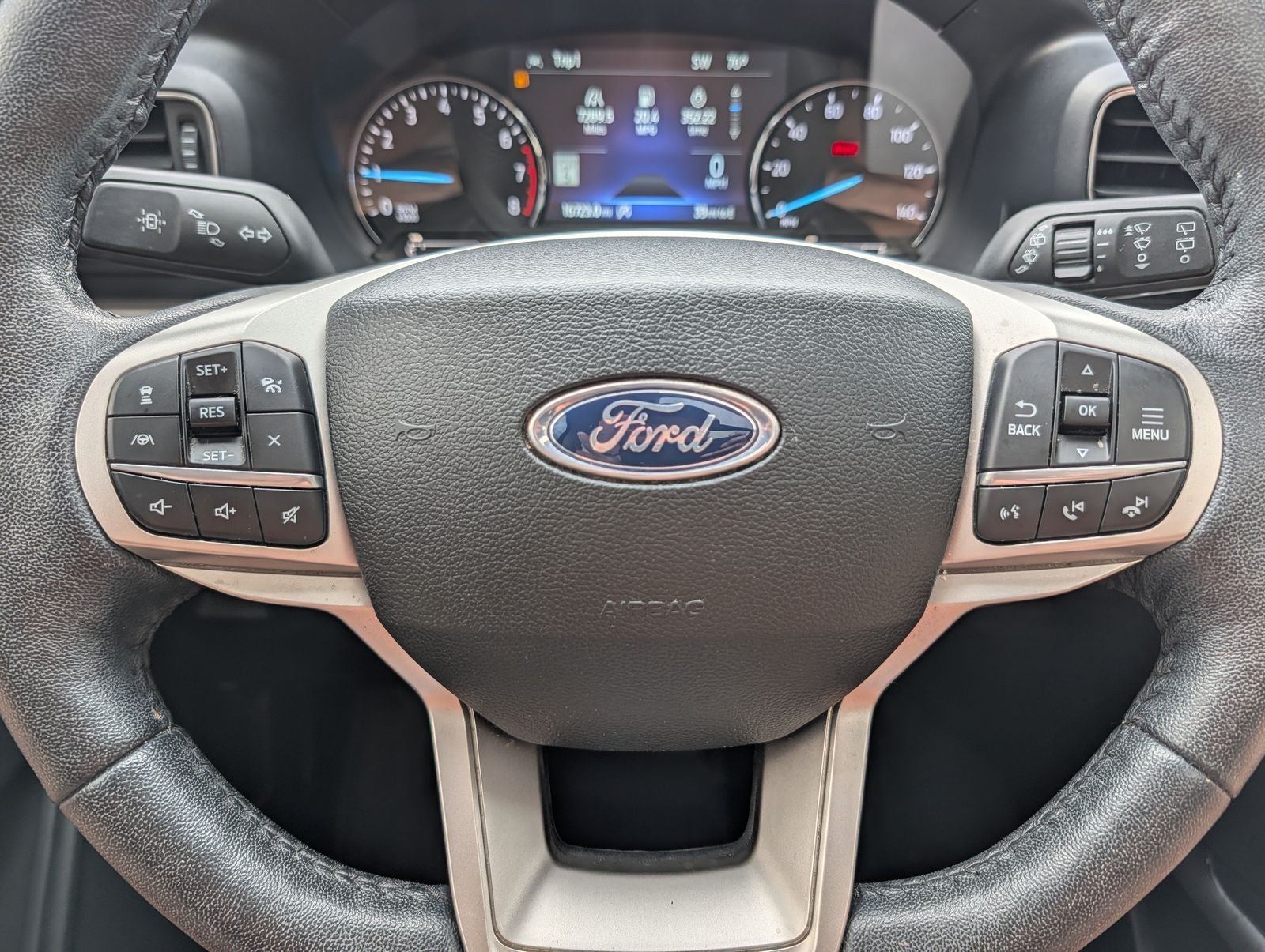 2024 Ford Explorer XLT w/ Panoramic Moonroof
