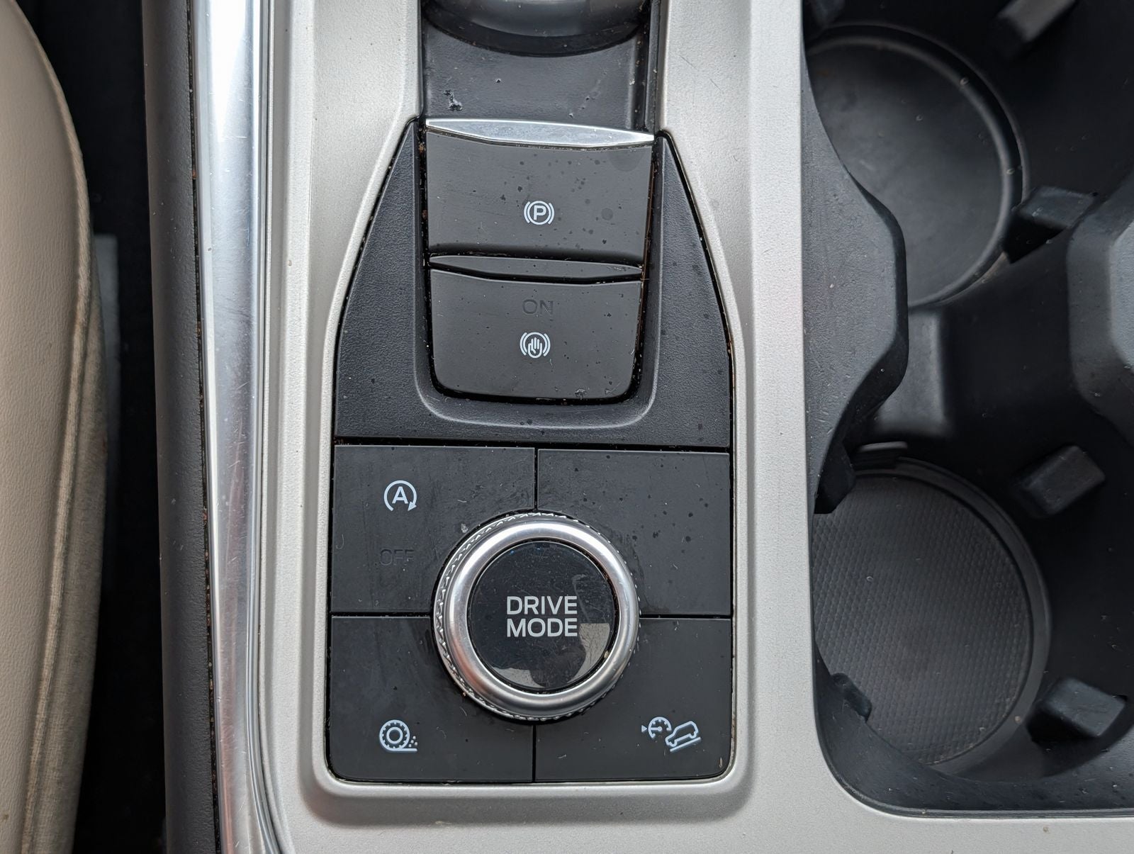 2024 Ford Explorer XLT w/ Panoramic Moonroof