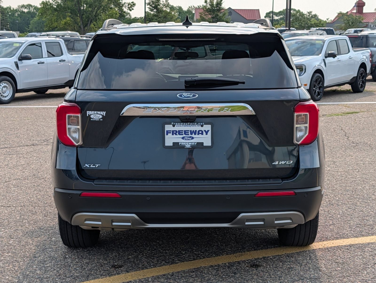 2024 Ford Explorer XLT w/ Panoramic Moonroof
