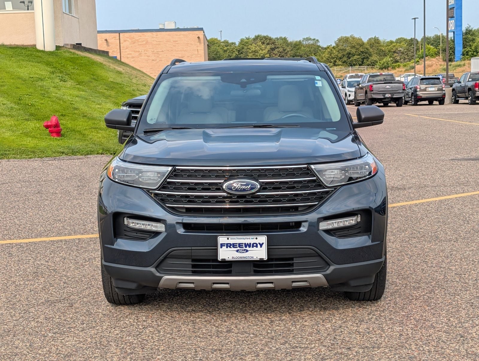 2024 Ford Explorer XLT w/ Panoramic Moonroof
