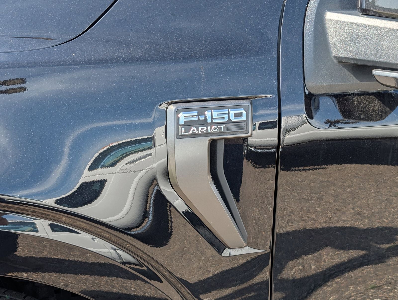 2023 Ford F-150 Lariat w/ Panoramic Moonroof