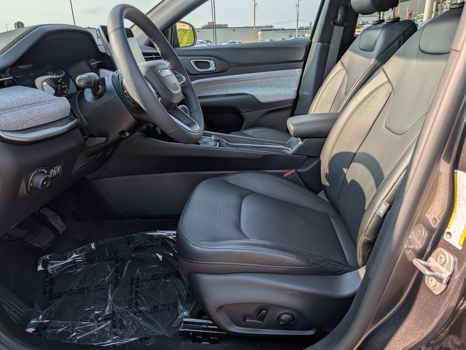 2023 Jeep Compass Latitude Lux w/ Panoramic Moonroof