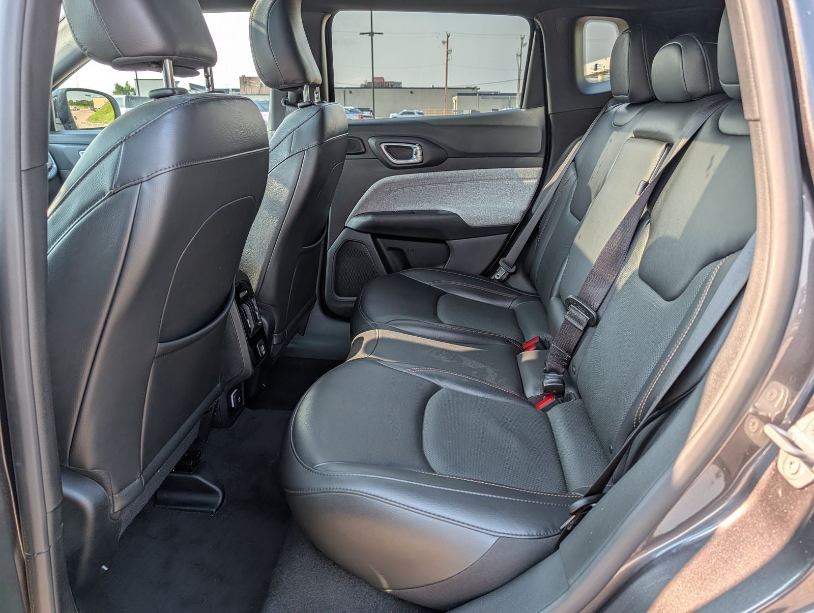 2023 Jeep Compass Latitude Lux w/ Panoramic Moonroof