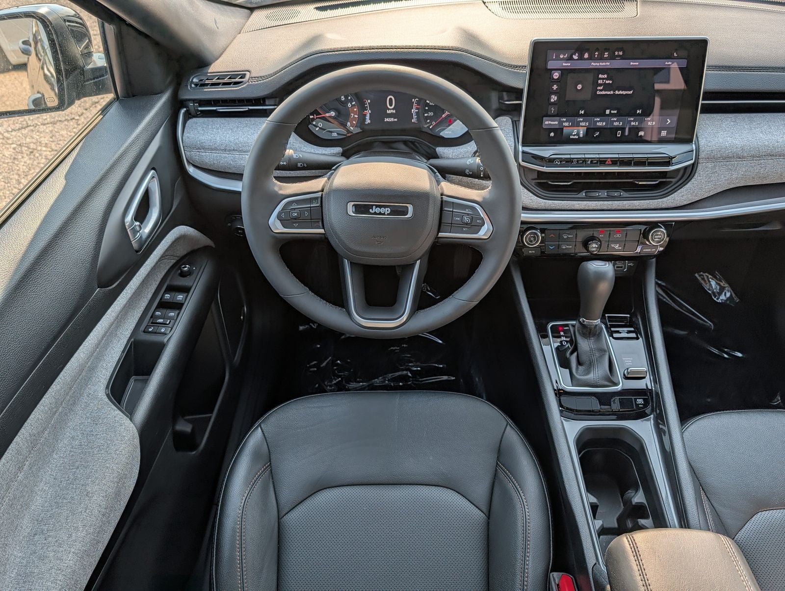 2023 Jeep Compass Latitude Lux w/ Panoramic Moonroof