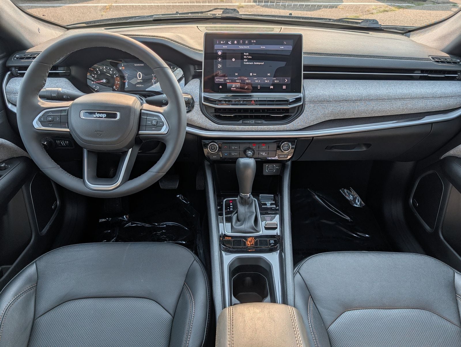 2023 Jeep Compass Latitude Lux w/ Panoramic Moonroof