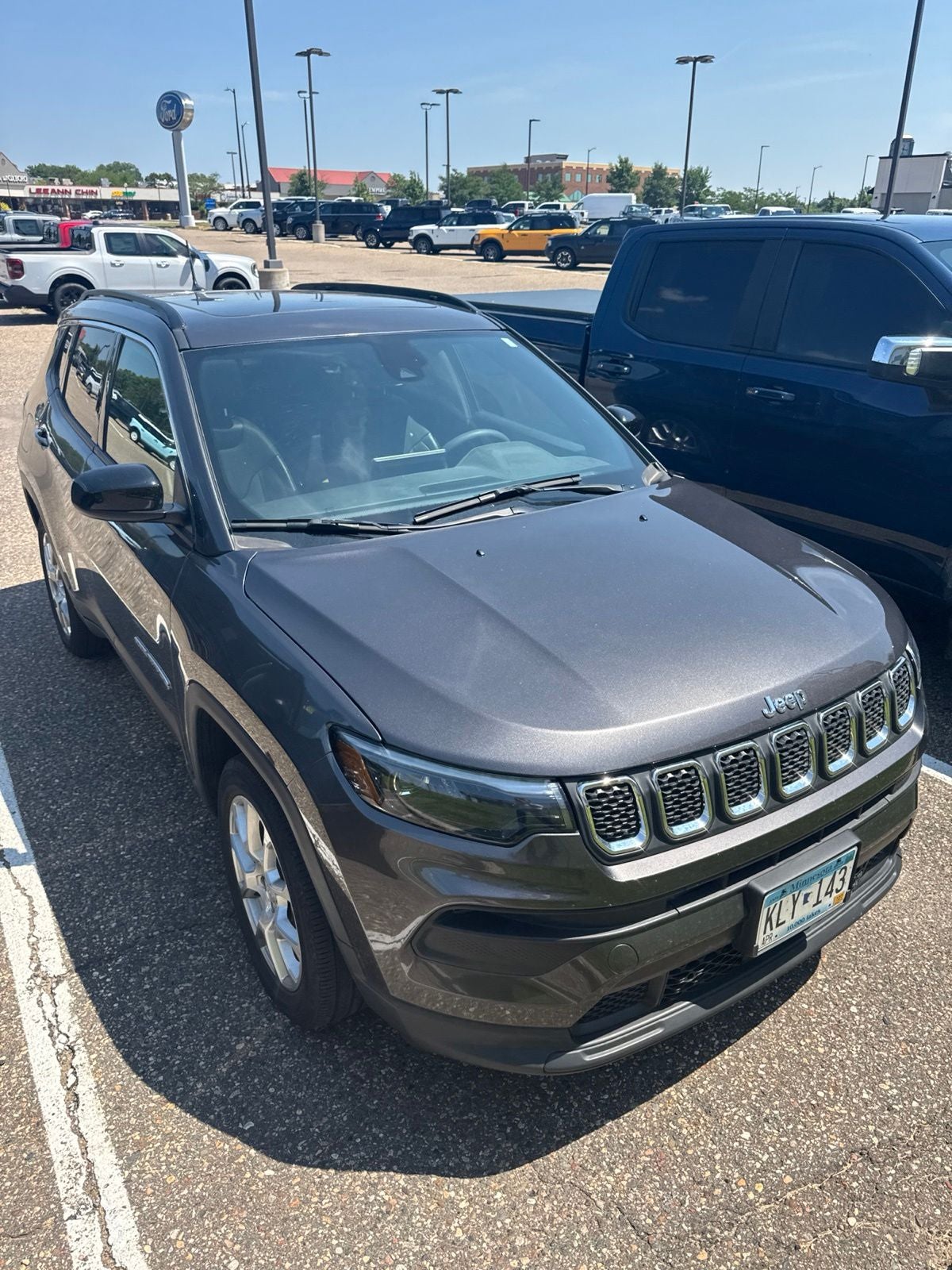 2023 Jeep Compass Latitude Lux w/ Panoramic Moonroof
