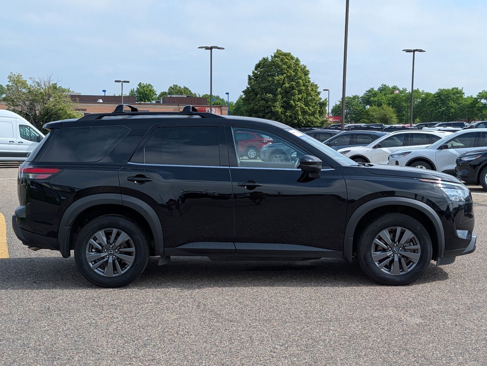 2023 Nissan Pathfinder SV