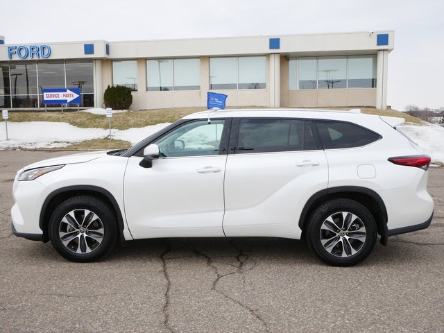 Used 2020 Toyota Highlander XLE with VIN 5TDHZRBH9LS043138 for sale in Minneapolis, Minnesota